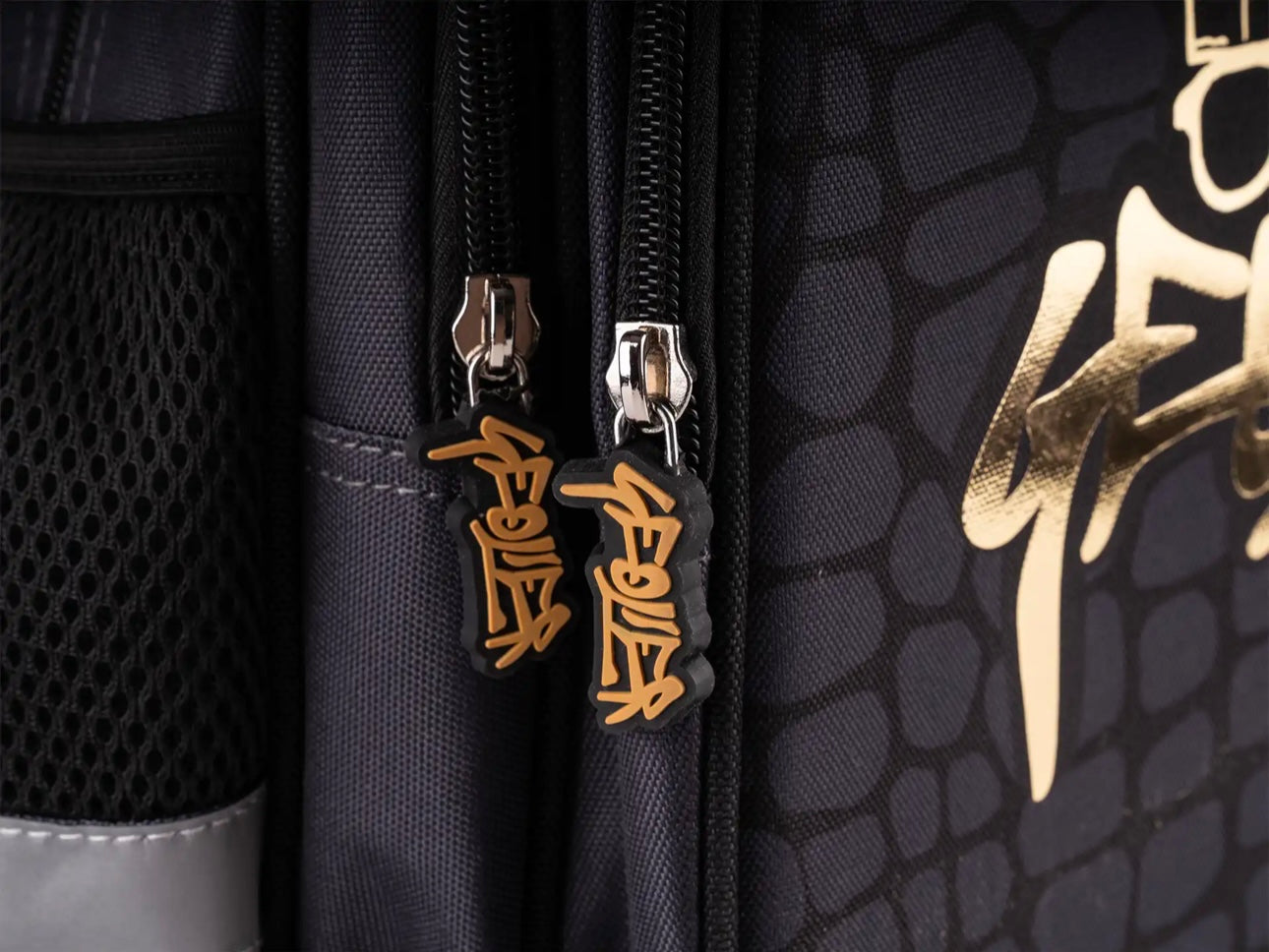 Zaino scuola Skin Geolier con cuffie omaggio Colourbook