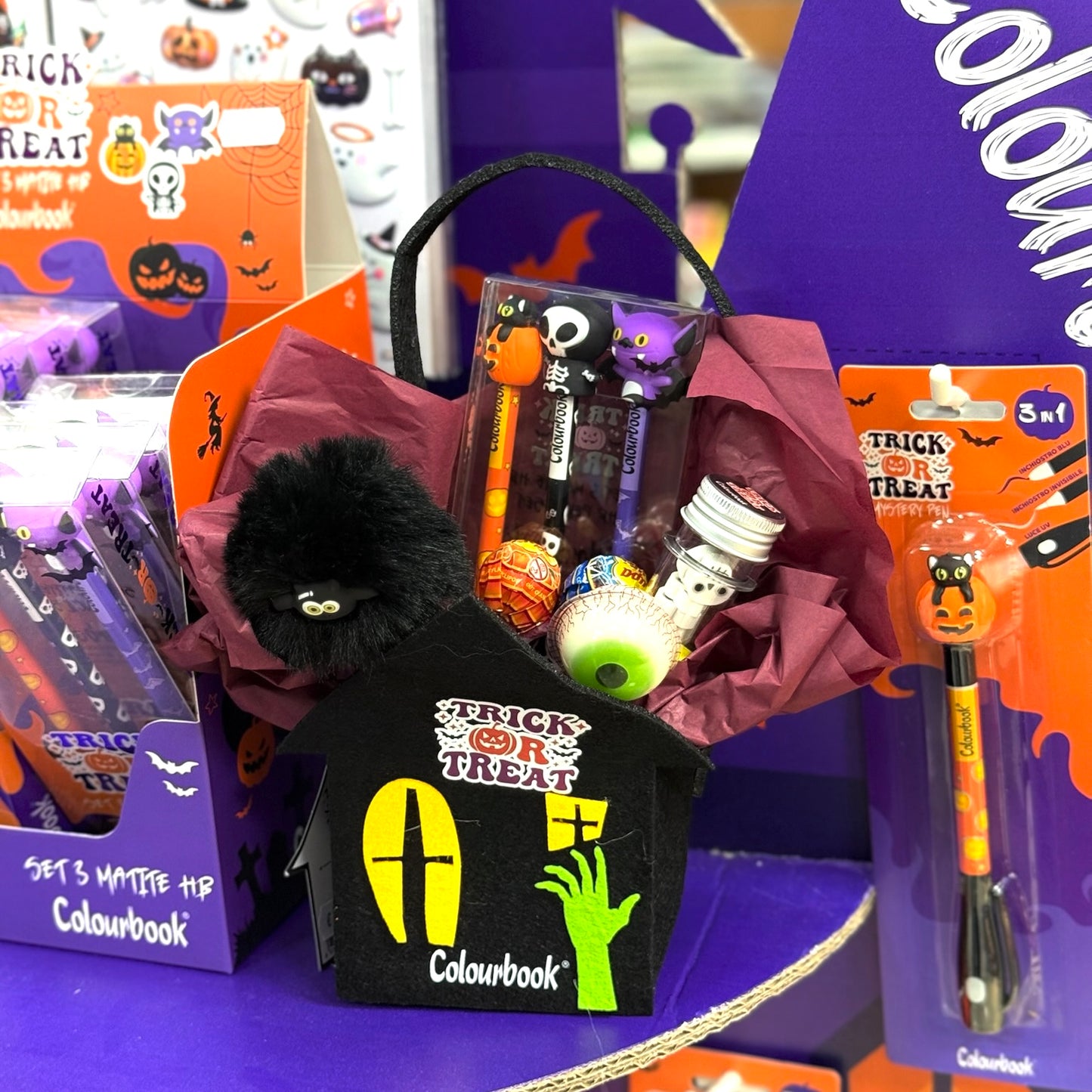 Set cancelleria Halloween con Omaggio - Colourbook